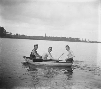 «3 jeunes en barques» de Louis Chesneau, environs de Rouen, 1895