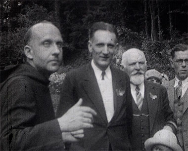 « Visite guidée par Dom Droulers à Saint-Wandrille » Charles Davoust, 1931, 9,5mm ©MAHN/POLE IMAGE HAUTE-NORMANDIE « Visite guidée par Dom Droulers à Saint-Wandrille » Charles Davoust, 1931, 9,5mm ©MAHN/POLE IMAGE HAUTE-NORMANDIE